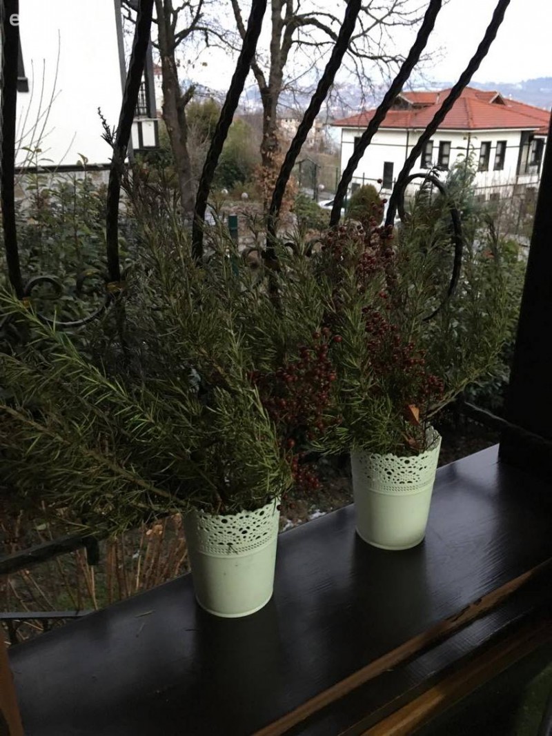 Klasik stilin zamansız şıklığı, sıcak renklerle bir arada..