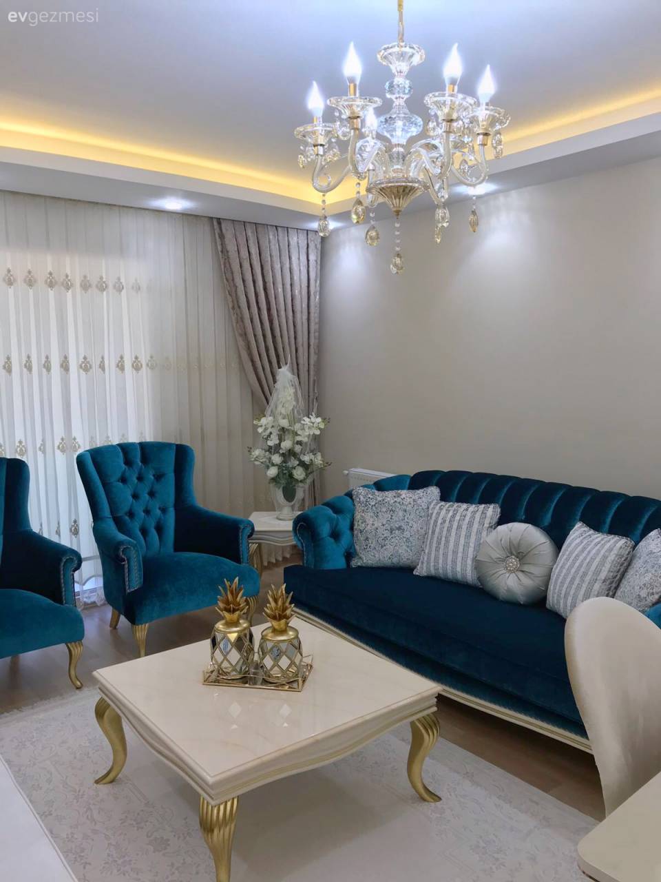 Bu göz alıcı İzmir evinin her detayı, mükemmeliyetçi ev sahiplerini ele veriyor.