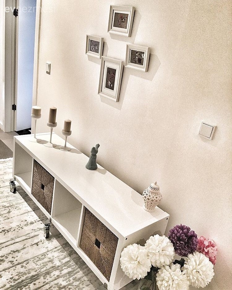 Beyazın zerafetinin siyahın asaletiyle tamamlandığı, çok şık bir ev.