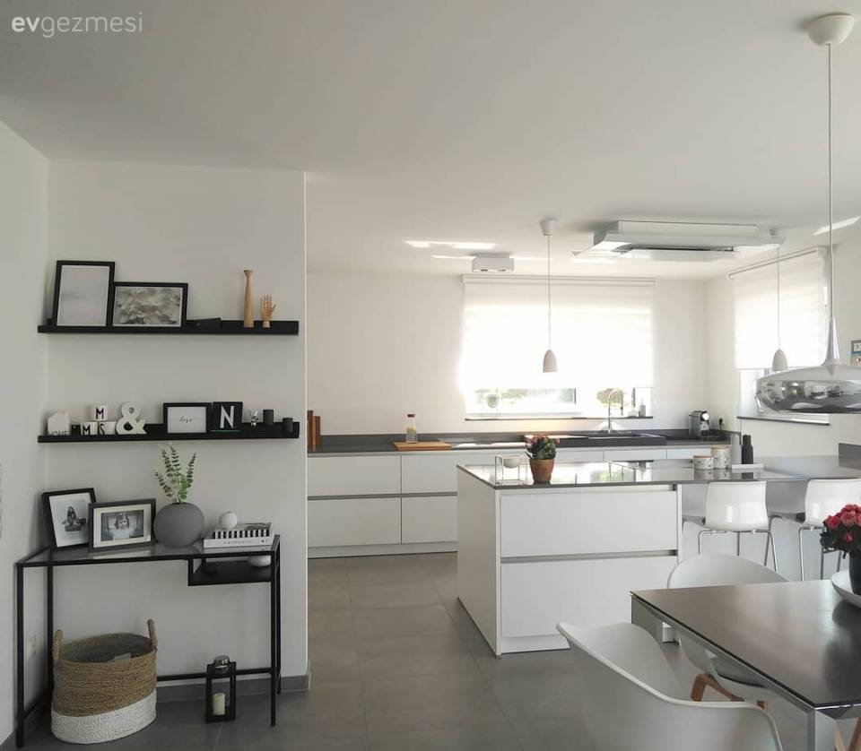 Bu ev modern ve çağdaş stillere göz kırpan, stil sahibi bir dekorasyona sahip..