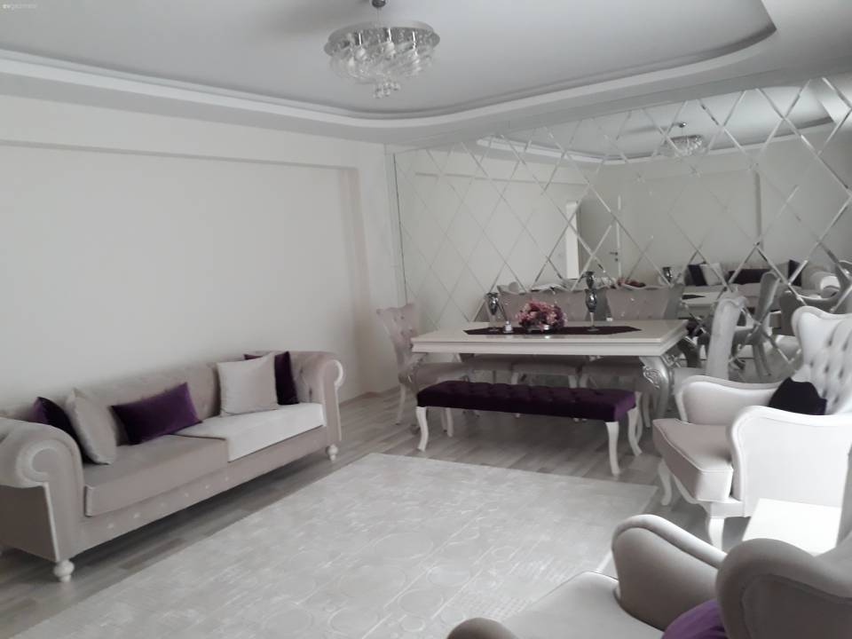 Bu evin iki yaşam alanının birinde klasik, diğerinde modern stil hakim..