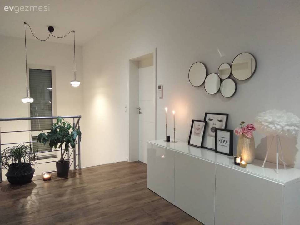 Bu ev modern ve çağdaş stillere göz kırpan, stil sahibi bir dekorasyona sahip..