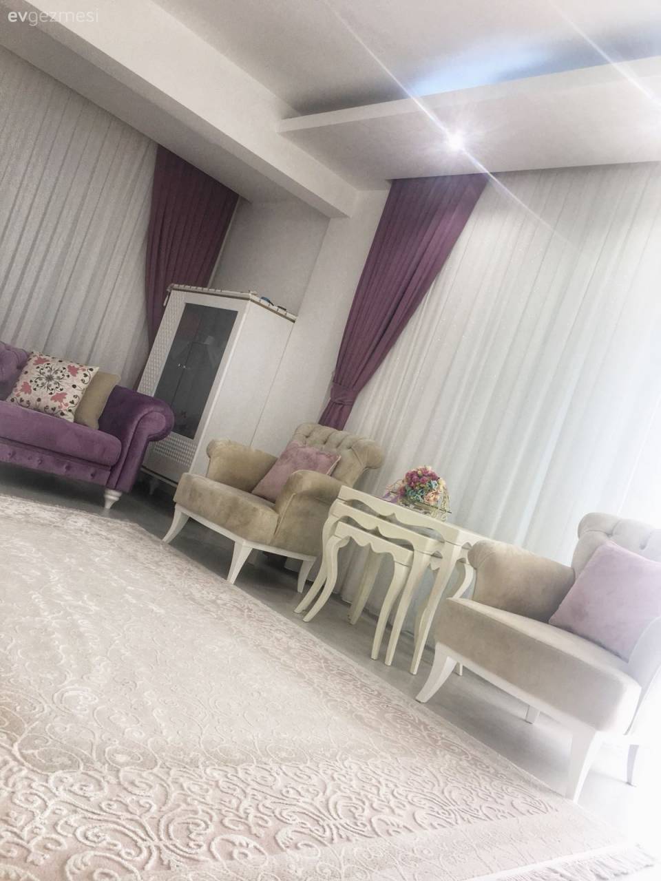 Boş alanlar, açık renkler.. Rahatlatıcı, sade bir dekor.