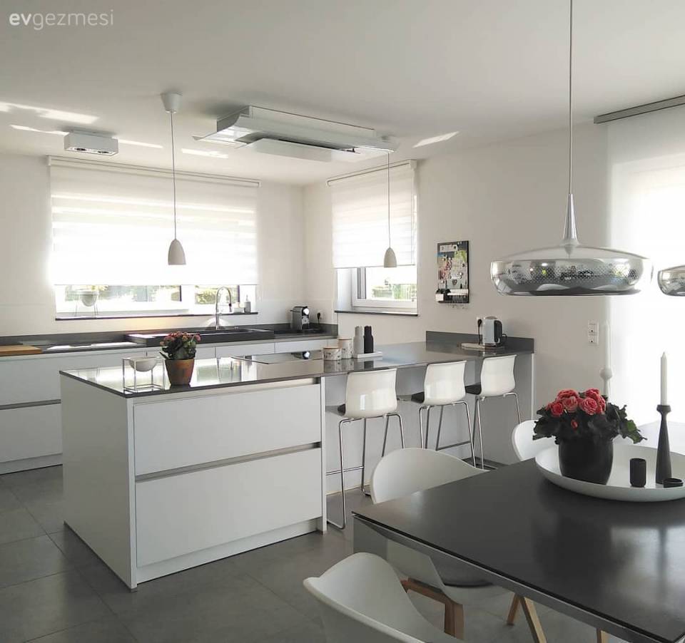 Bu ev modern ve çağdaş stillere göz kırpan, stil sahibi bir dekorasyona sahip..