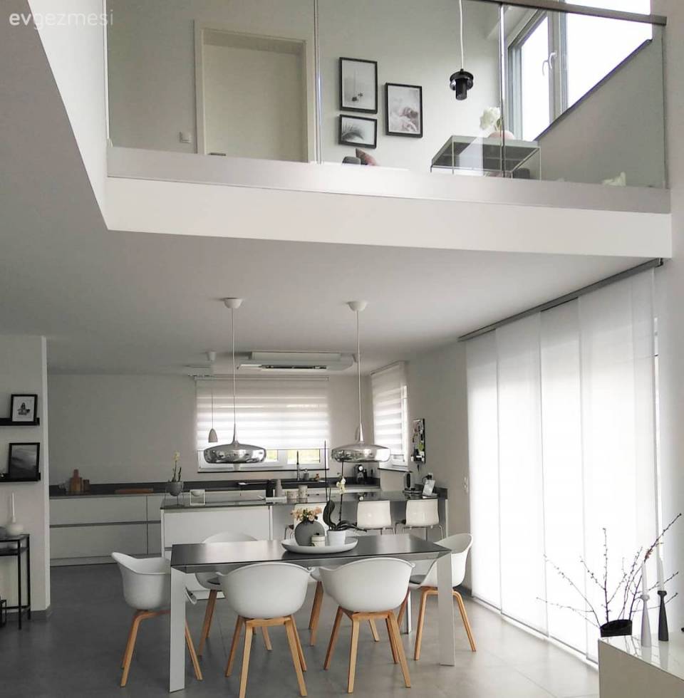 Bu ev modern ve çağdaş stillere göz kırpan, stil sahibi bir dekorasyona sahip..