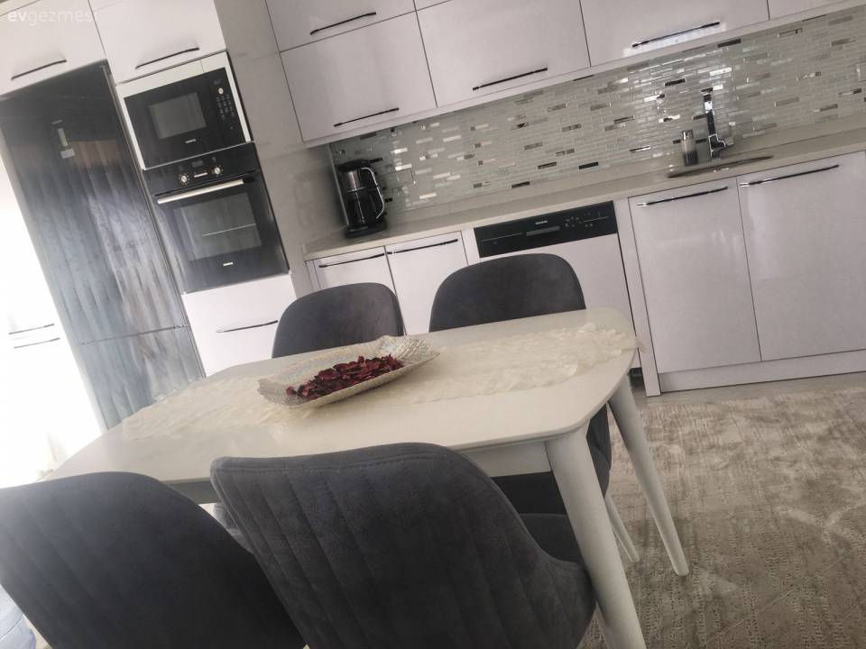Boş alanlar, açık renkler.. Rahatlatıcı, sade bir dekor.