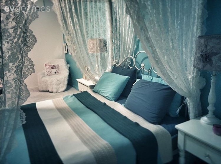 Beyazın zerafetinin siyahın asaletiyle tamamlandığı, çok şık bir ev.