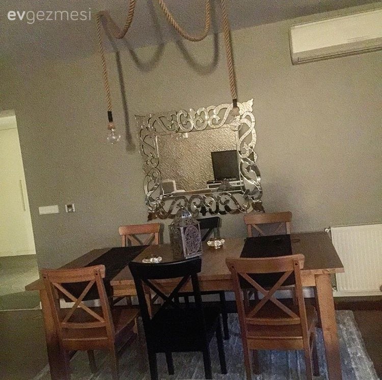 Beyazın zerafetinin siyahın asaletiyle tamamlandığı, çok şık bir ev.