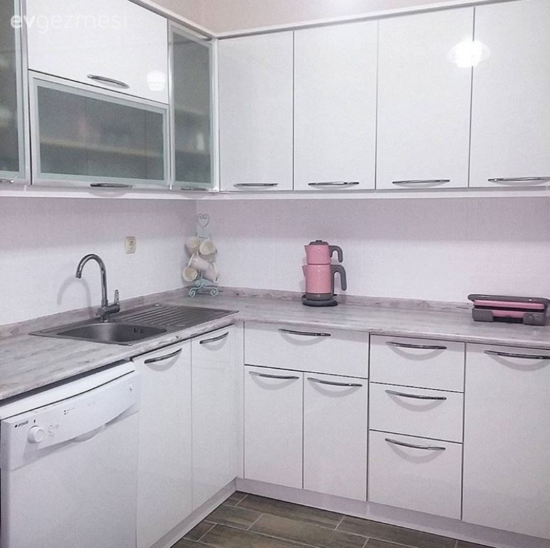 Özlem hanımın folyoyla kaplanarak havası değişen fayans ve tezgahı..