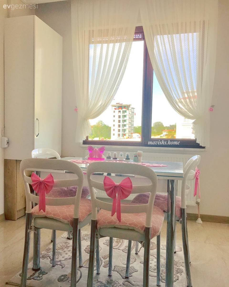 Sıcak renkler, country mobilyalar ve loş ışıklar. Keyifli ve zarif bir ev..