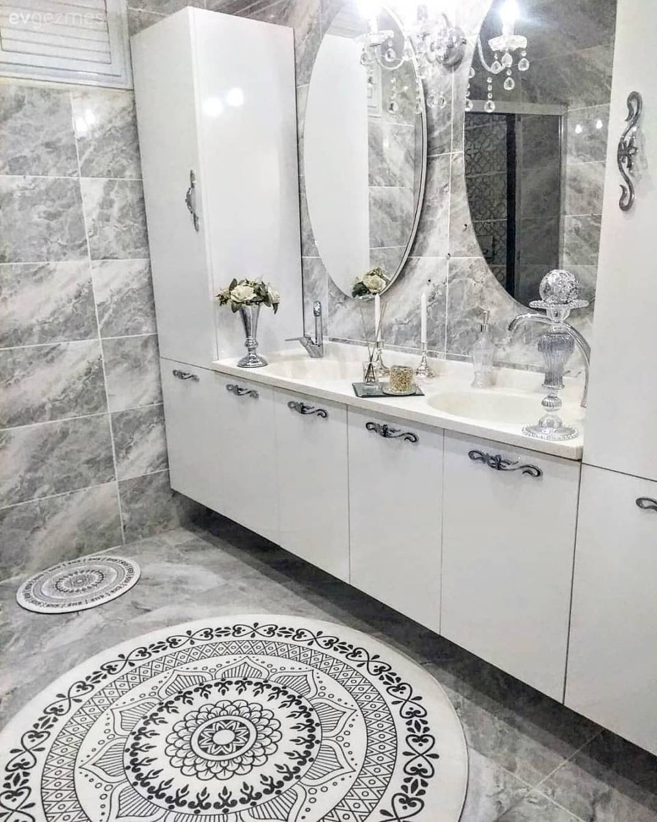 Bu göz alıcı evin dekoru klasiğe modern bir yorum getiriyor. 