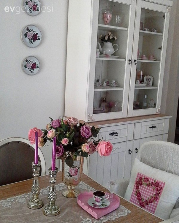 Bol emek, örgü ve nakış dekorlarla Yıldız hanımın pastel evi..