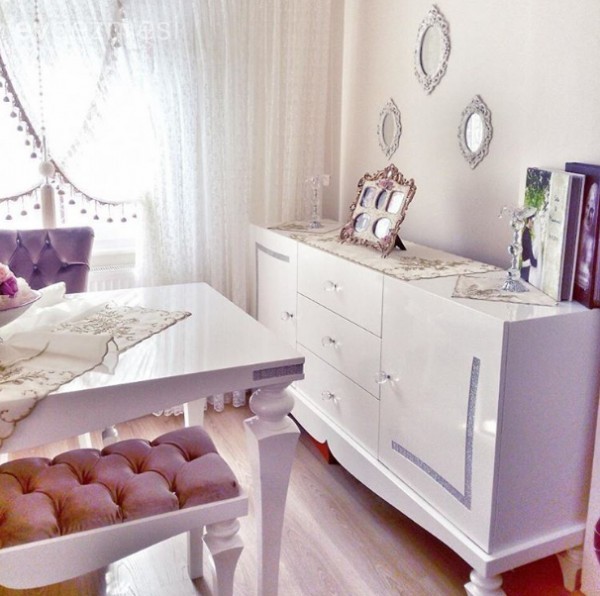 Her odası kendi içinde uyumlu, farklı stillerde, sofistike bir dekor..