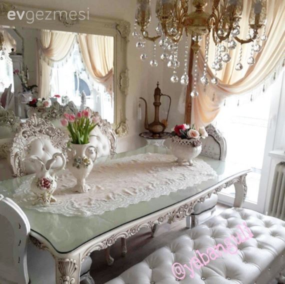 Heykelimsi mobilyalarla Nesrin hanımın antik stil evi..