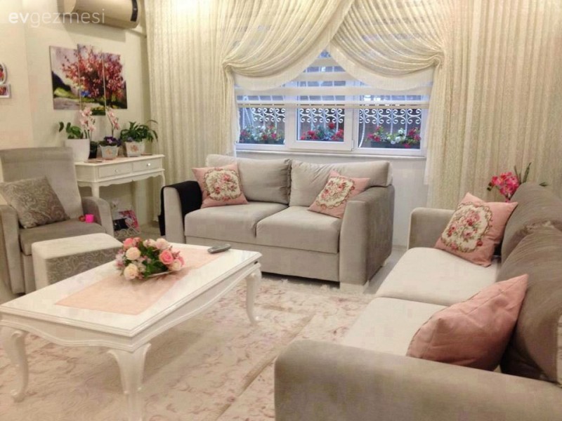 Songül hanımın pastel pembe tonları ile şekillenen tatlı evi..