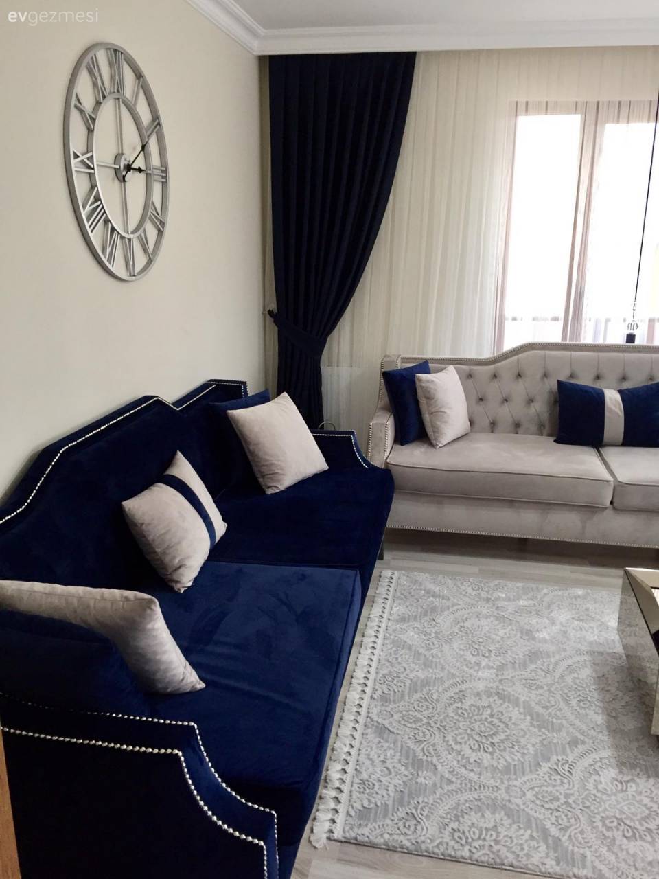 Bu Salonda Klasik Stil Lacivert Vurgusu ile Sofistikeleşiyor