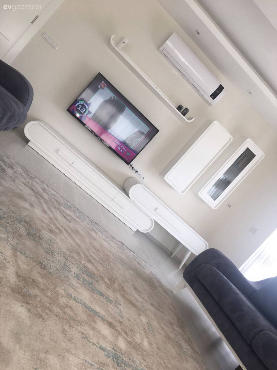 Boş alanlar, açık renkler.. Rahatlatıcı, sade bir dekor.