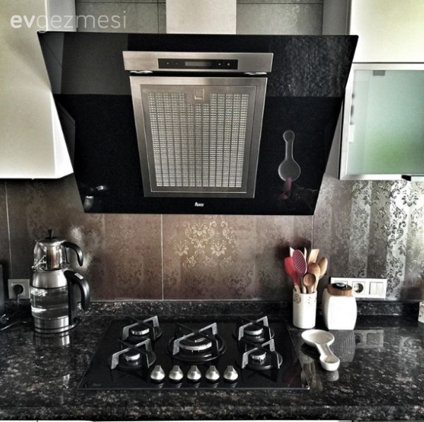 Nötr bir renk paletinin kullanıldığı modern ve şık bir ev..