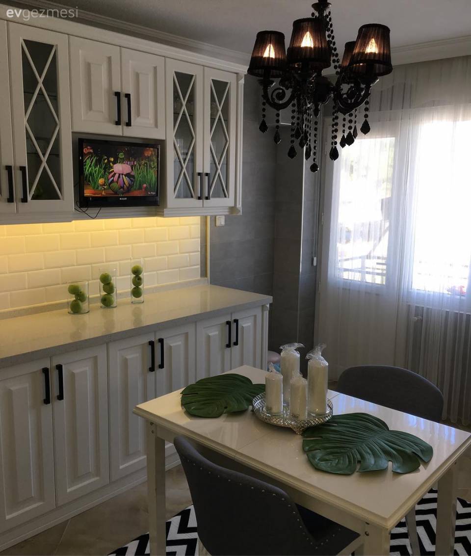 Siyah, beyaz bir dekor. Hüsniye hanımın yenilenen mutfağı..