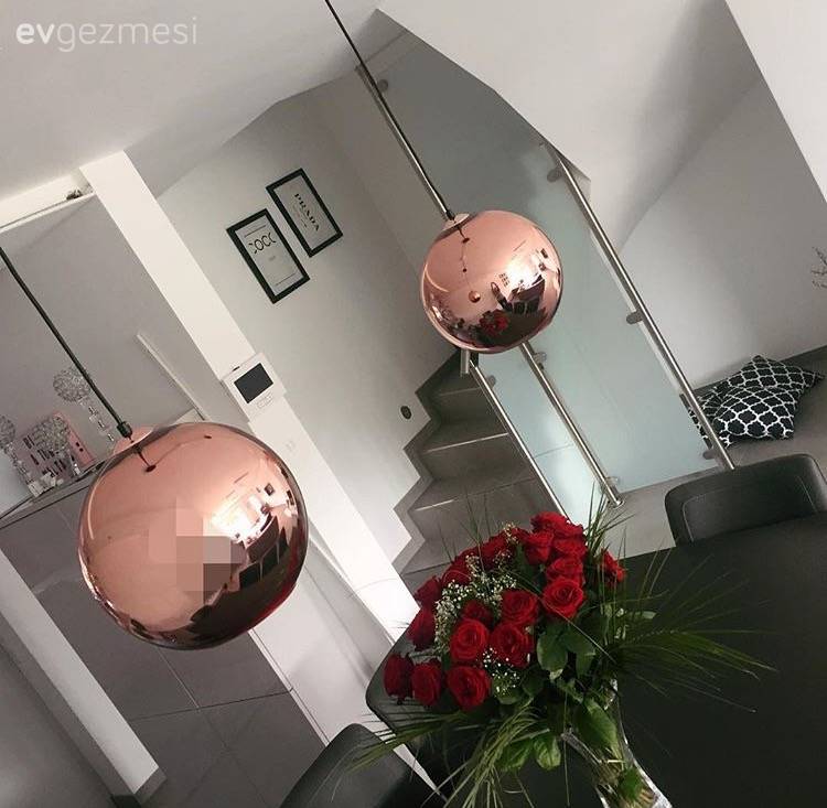 Modern stile metalik dokunuşlar.. Birsel hanımın sade ve şık evi.