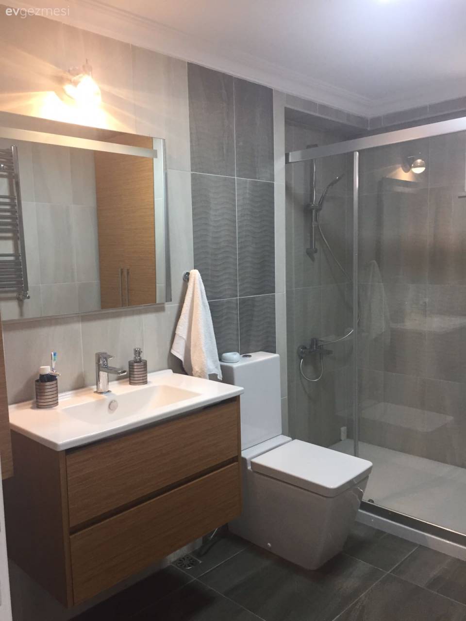 Yeni tasarım hem kullanışlı, hem modern ve şık. Dilek hanımın tadilat geçiren banyo ve holü..