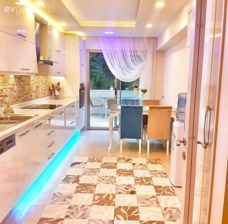 Kapak değişimi ile tamamen değişen bir mutfak. Firuze hanımdan..