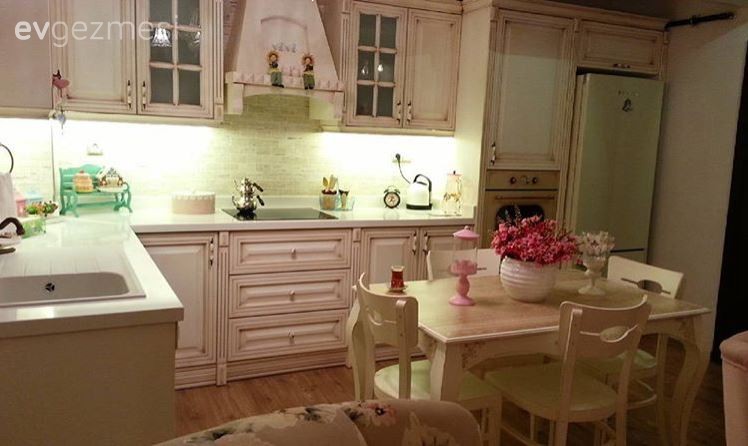 Pınar hanımın eskitme vurgusu ile nostaljik esintili evi..