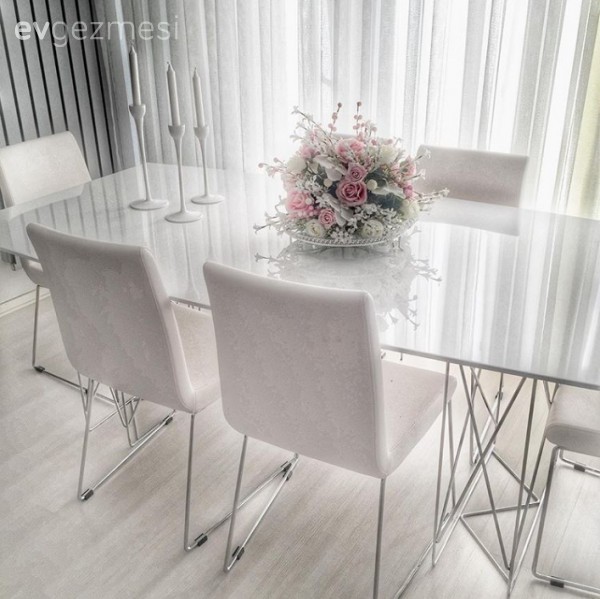 Açık tonlar ve sade aksesuarlarla modern ve şık bir ev