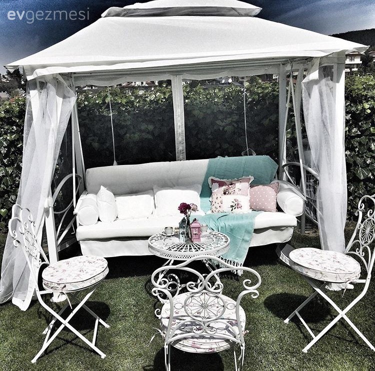 Beyazın zerafetinin siyahın asaletiyle tamamlandığı, çok şık bir ev.