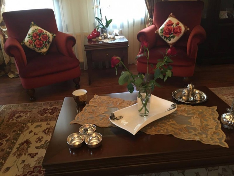 Klasik stilin zamansız şıklığı, sıcak renklerle bir arada..