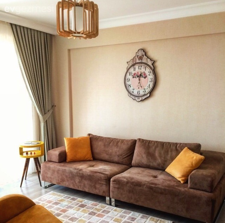 Sıcak renklerle şık ve huzur verici bir alan: Yaprak hanımın evi..