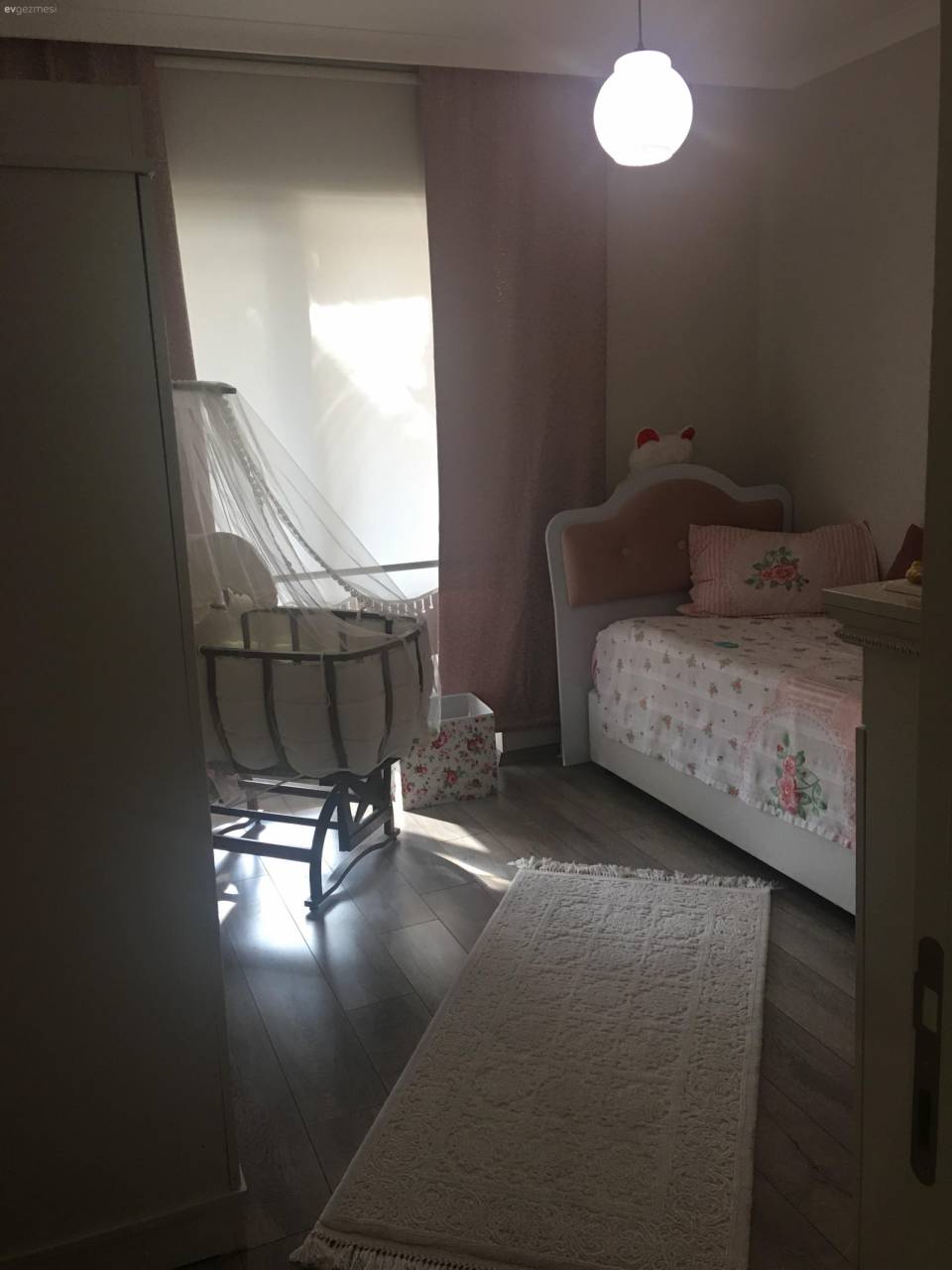 Nötr renkler, uyumlu ve modern görünüm. Bahar hanımın sade ve şık evi..