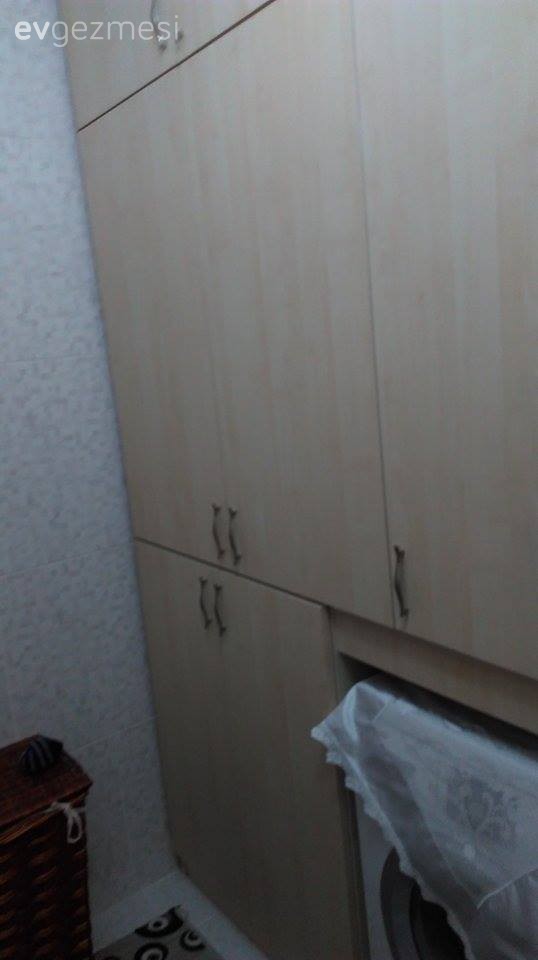 Burcu hanımın boyayarak hareketlendirdiği antre ve çamaşır dolapları..