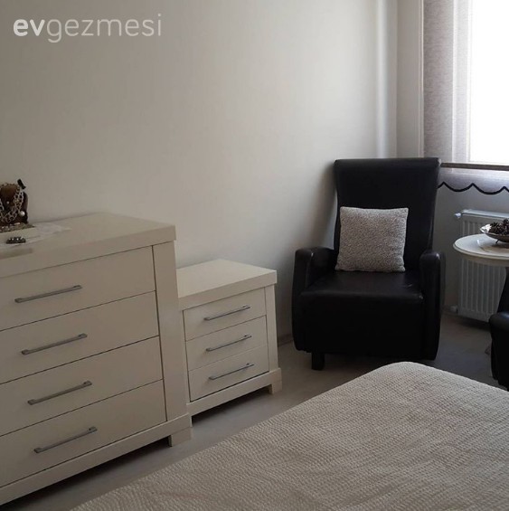 Boyanarak dönüşüm geçiren bir yatak odası..