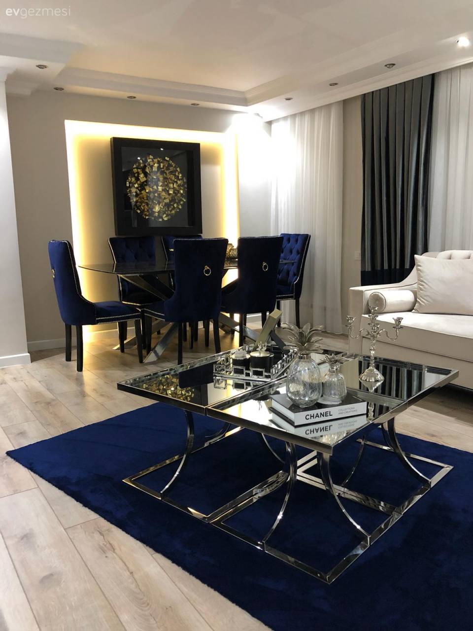 Bu Salondaki Aksesuarların Her Biri Ayrı Yıldız..