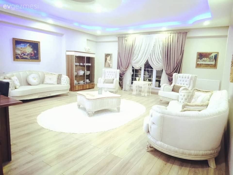 Ferah ve akıcı olduğu kadar canayakın da bir ev. Nil hanımın zarif dekoru..