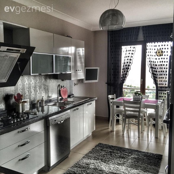 Nötr bir renk paletinin kullanıldığı modern ve şık bir ev..