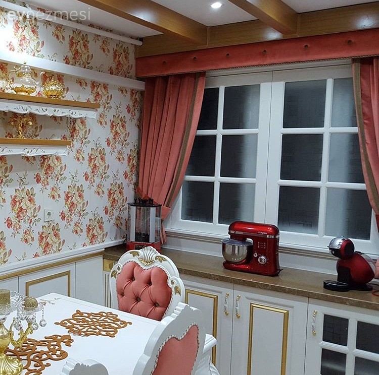 Dilek hanımın farklı ve klasik bir dekoru olan gösterişli evi..