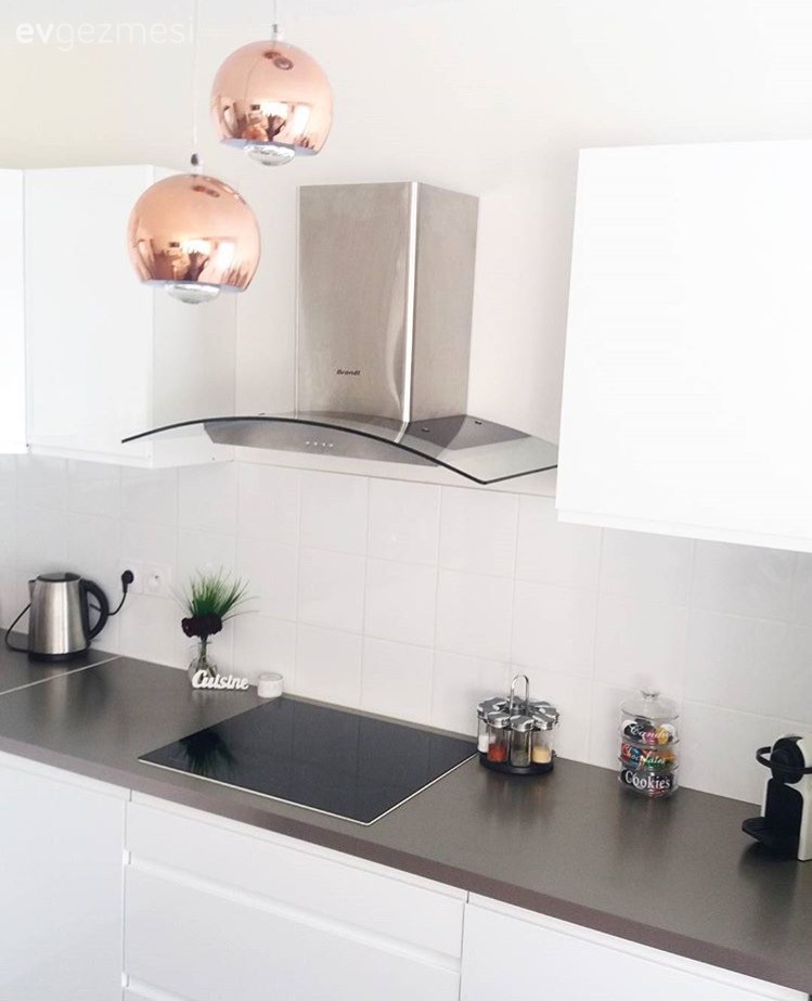 Hat sanatı dekorlarla modern stile hoş bir dokunuş. Sade, şık bir mutfak!
