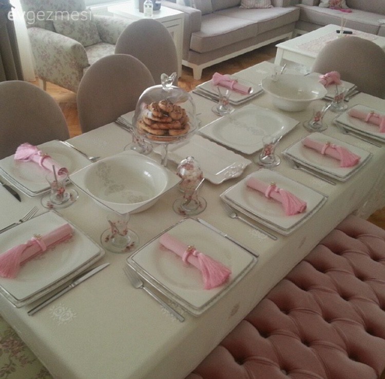 Pastellerin hakimiyetinde: Melek hanımın tatlı evi..