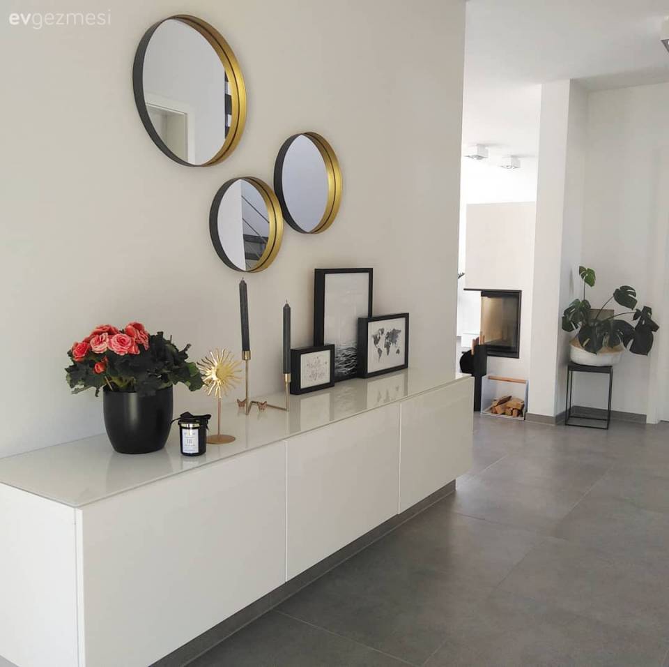 Bu ev modern ve çağdaş stillere göz kırpan, stil sahibi bir dekorasyona sahip..