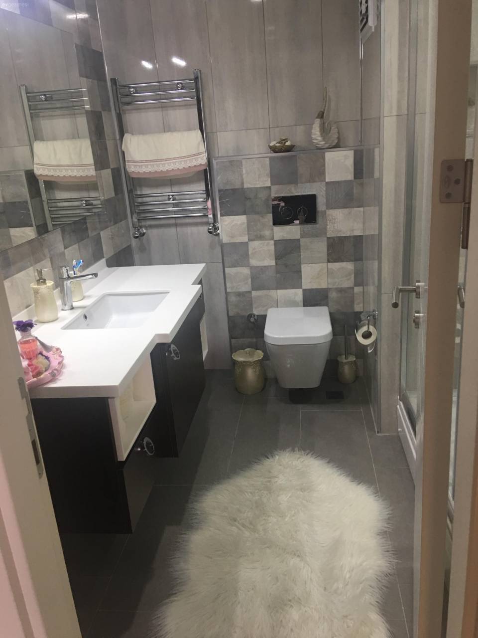 Nötr renkler, uyumlu ve modern görünüm. Bahar hanımın sade ve şık evi..