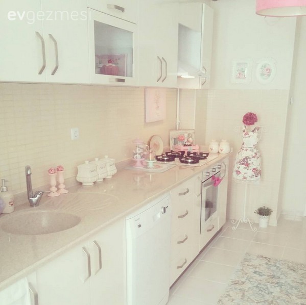 Zarif çiçek desenler ve uyumlu dekorlarla içimizi açan bir ev..