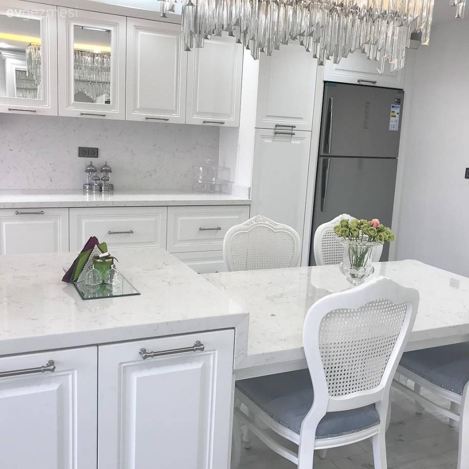 Klasik ve modernin harmanı stile ayna detaylar ile göz alıcı bir ev!