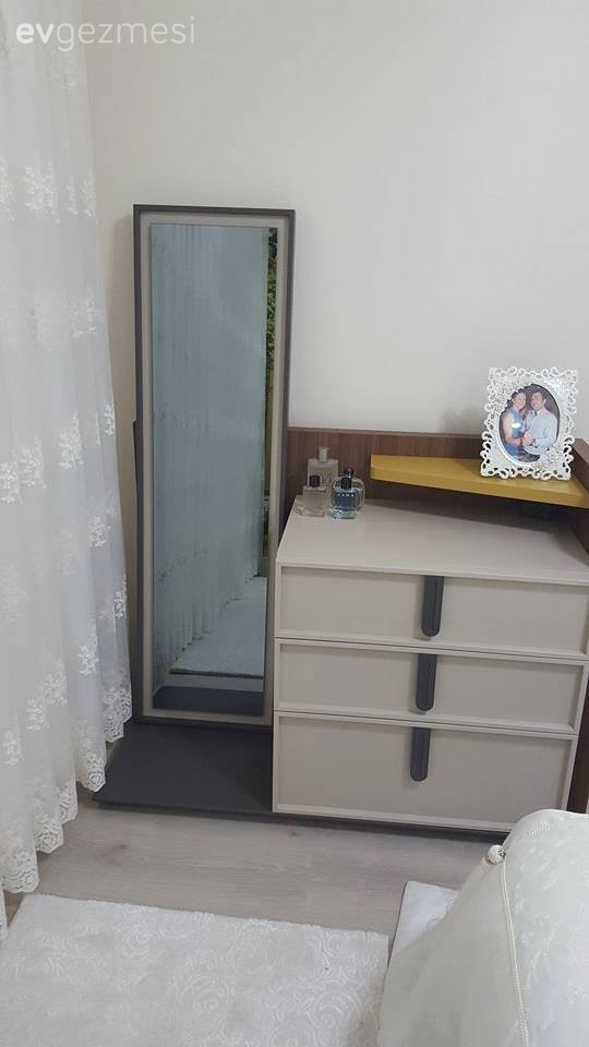 Necipoğlu çiftinin gergi tavandan, nişlere tamamı kendi emekleri evi..