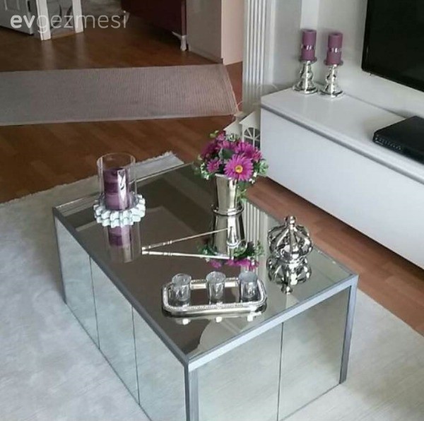 Aygül Hanım'ın bordo ve gümüş ağırlıklı şık salonu