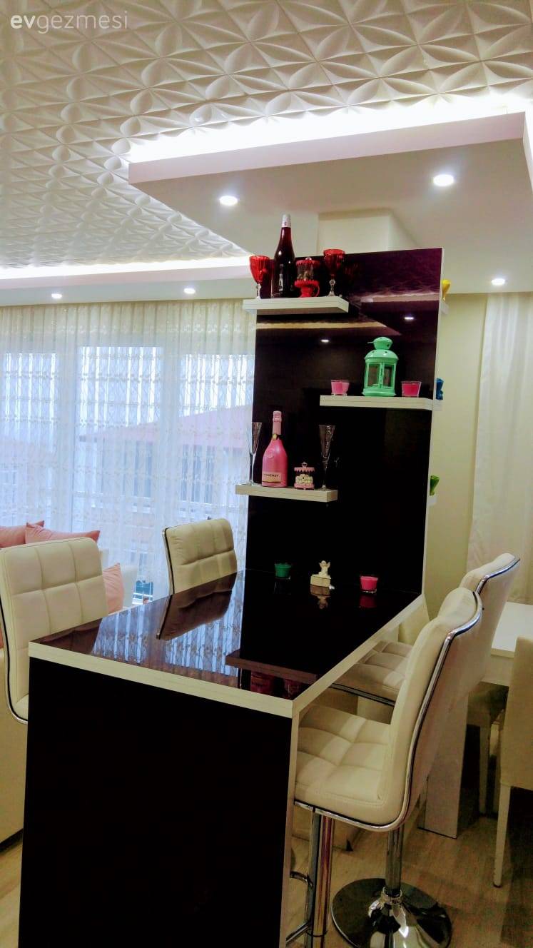 Bu Evin Dekorunun Odağında Sofistike Renkler, Göz Alıcı Aksesuarlar Var