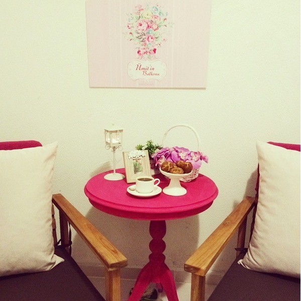 Zarif çiçek desenler ve uyumlu dekorlarla içimizi açan bir ev..