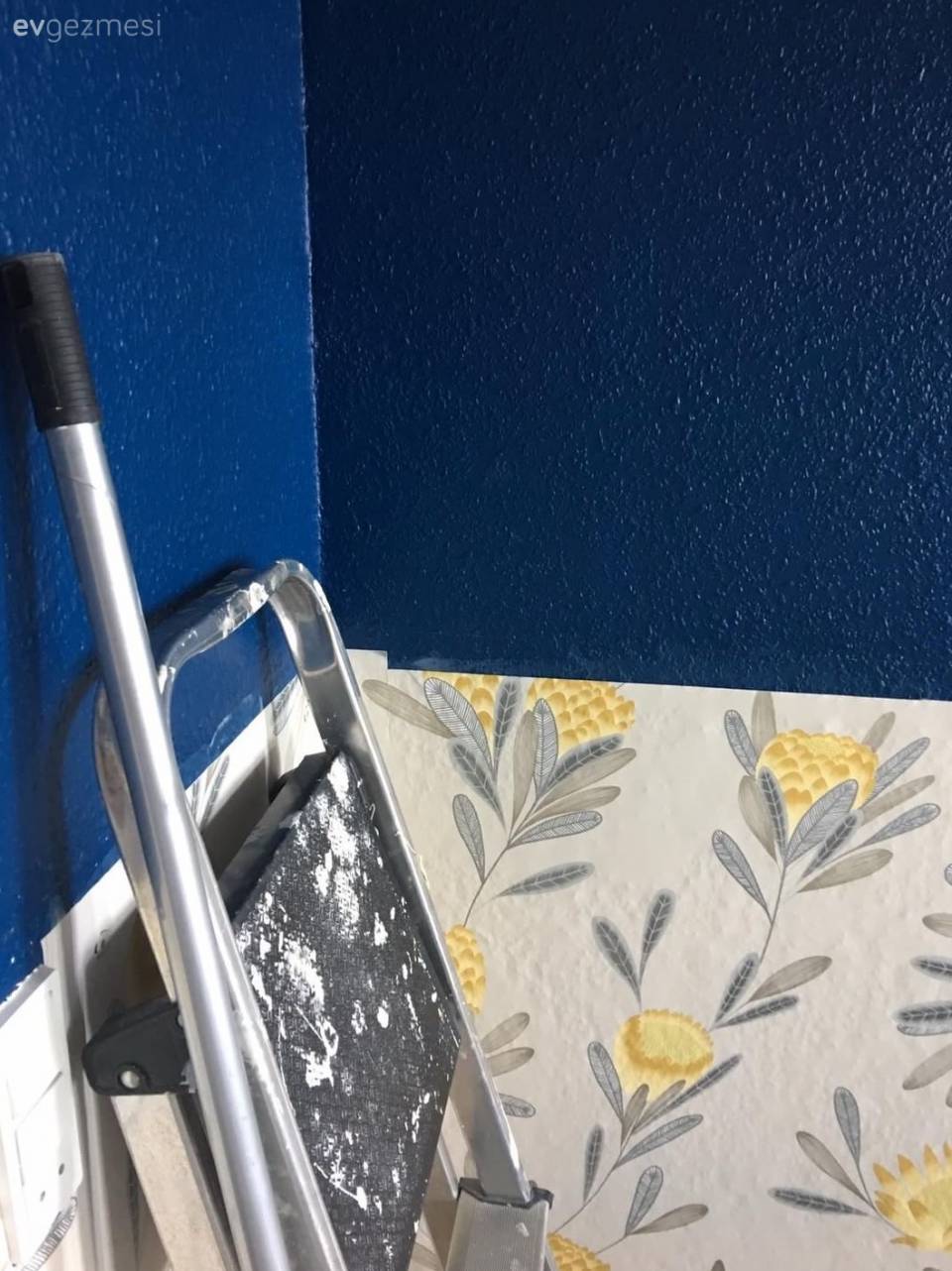 Bu 2 odanın dekorasyonu tamamen el emeği. Çıtalar ile bölünmüş duvarlarla zenginleşen dekor...