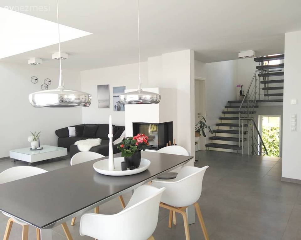 Bu ev modern ve çağdaş stillere göz kırpan, stil sahibi bir dekorasyona sahip..